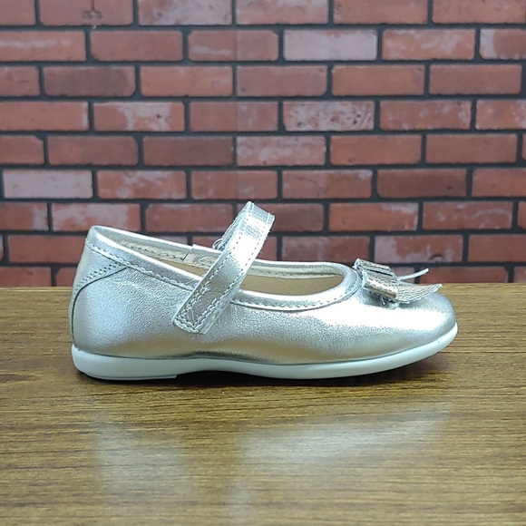Dogi® Girls Platinum Flats wih Strap and Bow - Picture 2 of 6